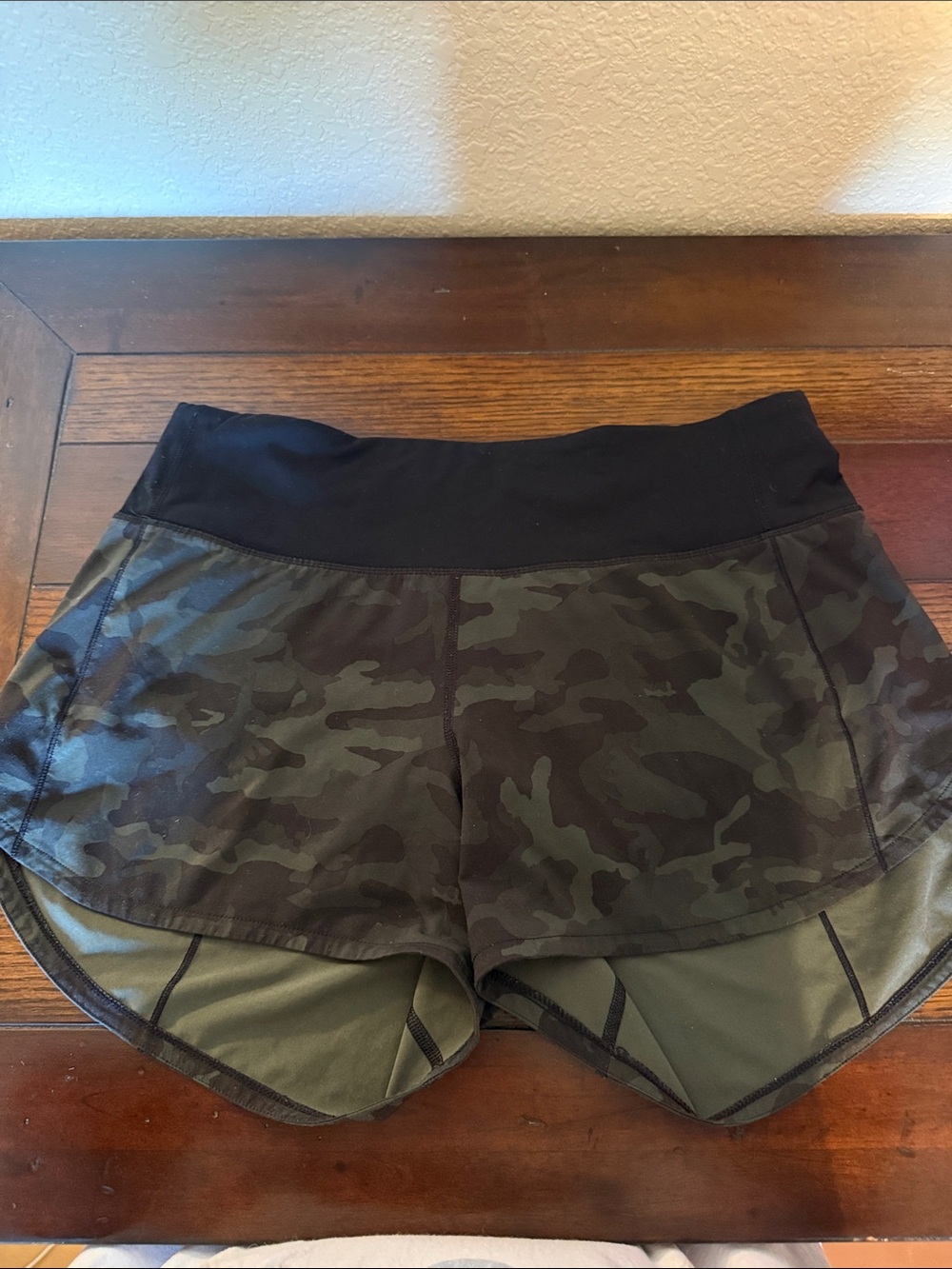 lululemon athletica Women's Camo speed up shorts. 2.5 inseam. 6 tall.